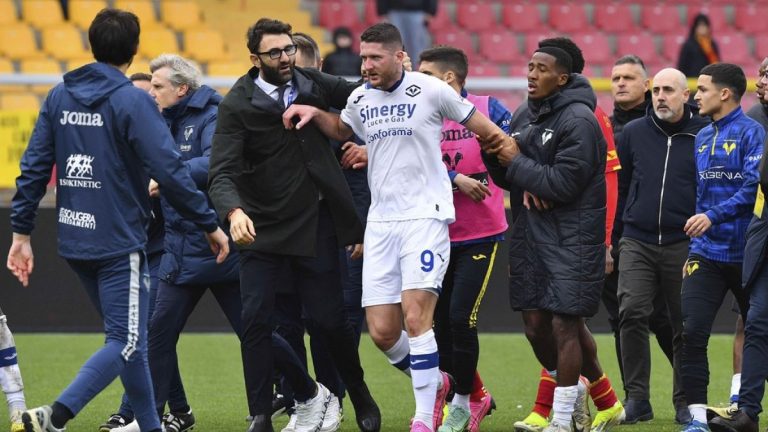 İtalyan Serie A oyuncusuna kafa atan Lecce D’Aversa’nın teknik direktörü ihraç edildi