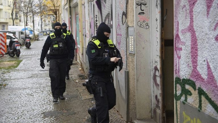 Alman polisi İsveç’te terör saldırısı planladığından şüphelenilen iki kişiyi tutukladı