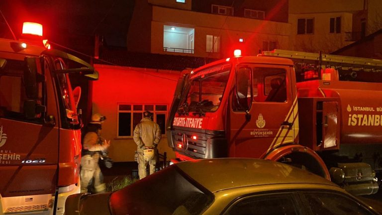 Küçükçekmece’de 2 katlı binada yangın: 2 yaralı