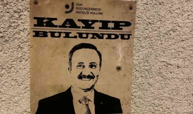 Küçükçekmece’de AKP adayı Aziz Yeniay’a ilişkin “Kayıp Buluntu” pankartı asan gençler tutuklandı – Son Dakika Siyasi Haber