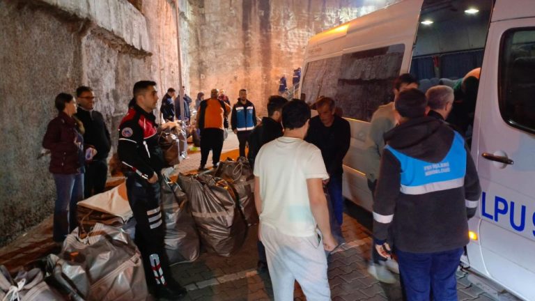Oy pusulaları İstanbul’daki okullara götürüldü