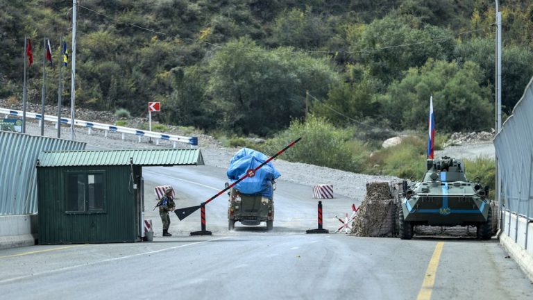 Ermenistan'da öfkeli halk Azerbaycan'a toprak iadesini protesto etti