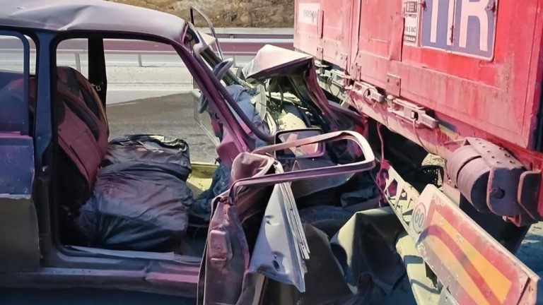 Mersin’de otomobil kamyona arkadan çarptı: 1 ölü