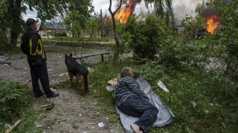Rusya, Ukrayna'nın doğu sınırındaki Vovchansk şehrini bombalıyor