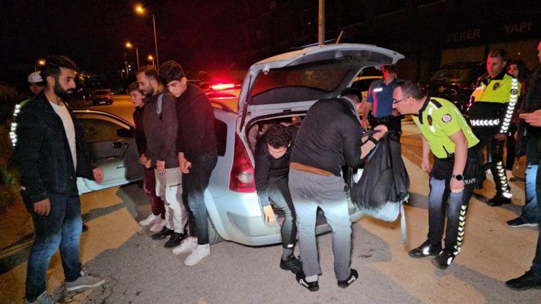 Edirne'de “dur” ihtarına uymayan araçta 14 kaçak göçmen yakalandı