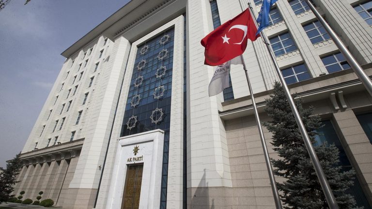 AK Parti'nin kongre davası ekimde