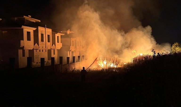İzmir'de çayırda yangın: Alevler terkedilmiş 2 villaya sıçradı!  – Türkiye'den son dakika haberleri