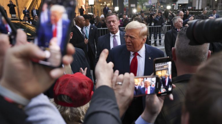 Trump'ın Instagram ve Facebook hesaplarındaki kısıtlamalar kaldırıldı