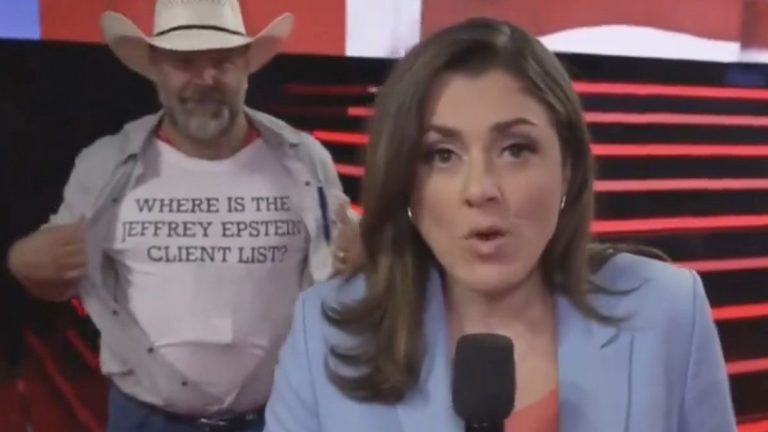 CNN'in canlı yayınında “Jeffrey Epstein'ın Müşteri Listesi Nerede” protestosu