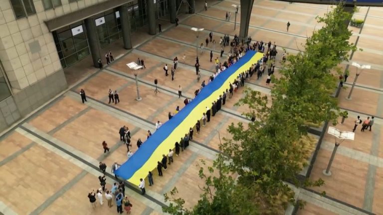 Avrupa'dan Ukrayna'ya destek mesajı: Brüksel'de 30 metrelik bayrak açıldı
