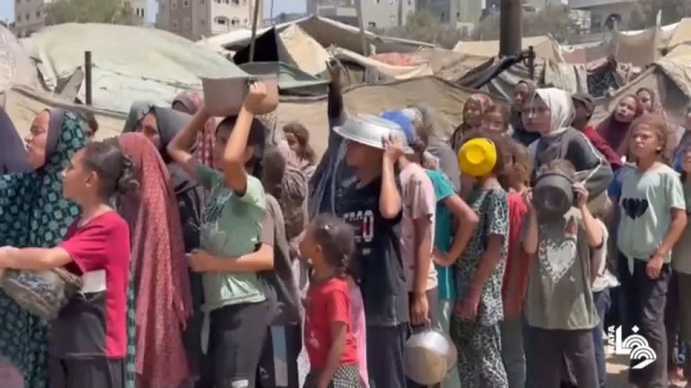 Video. Gazze'de yemek kuyruğuna giren Filistinli çocuklar
