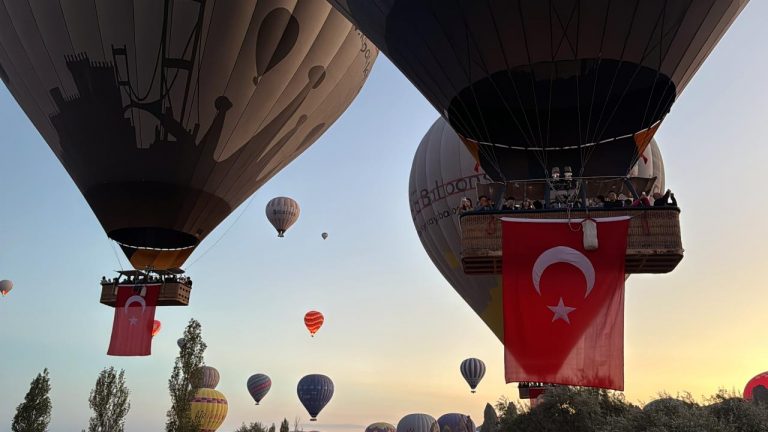 Kapadokya'da Türk bayraklı balonlar havalandı