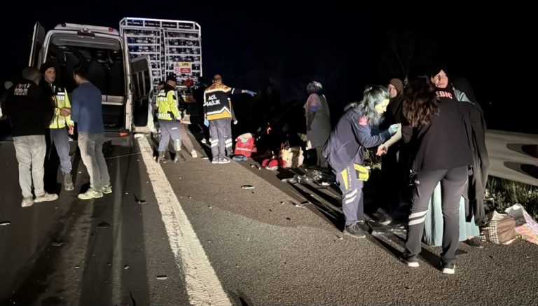 Minibüs, tüp yüklü kamyona çarptı: 16 yaralı – Son Dakika Türkiye Haberleri
