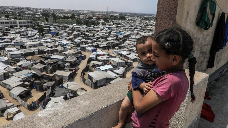Katil İsrail’in Gazze’de düzenlediği saldırılarda 8 Filistinli hayatını kaybetti