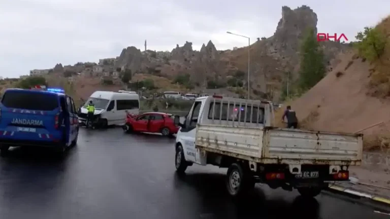Turistleri taşıyan minibüs ile otomobil çarpıştı: 6 yaralı – Son Dakika Türkiye Haberleri
