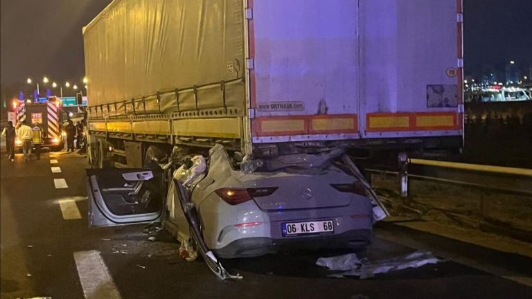 Tıra arkadan çarpan araçta iki kişi hayatını kaybetti