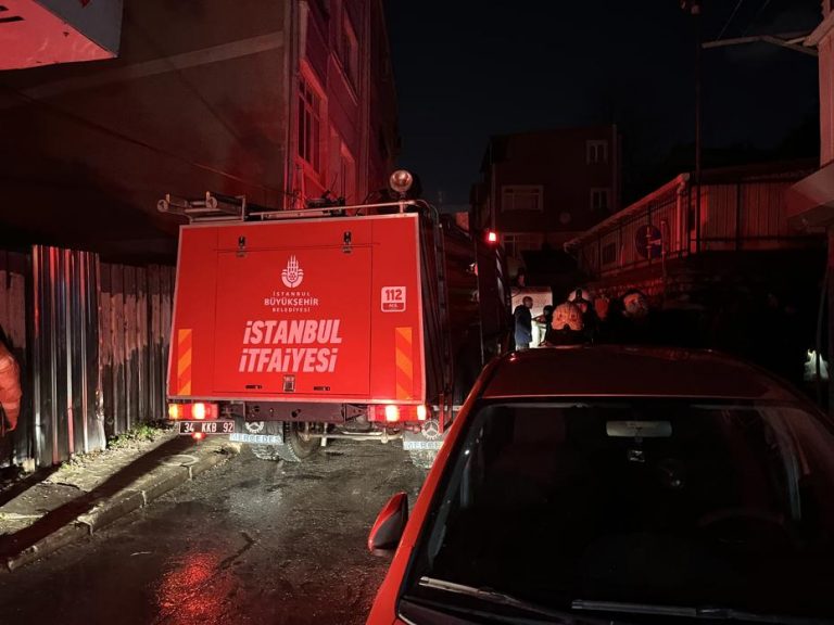 İstanbul’daki 5 katlı yapıda yangın çıktı, 6 kişi dumandan etkilendi.