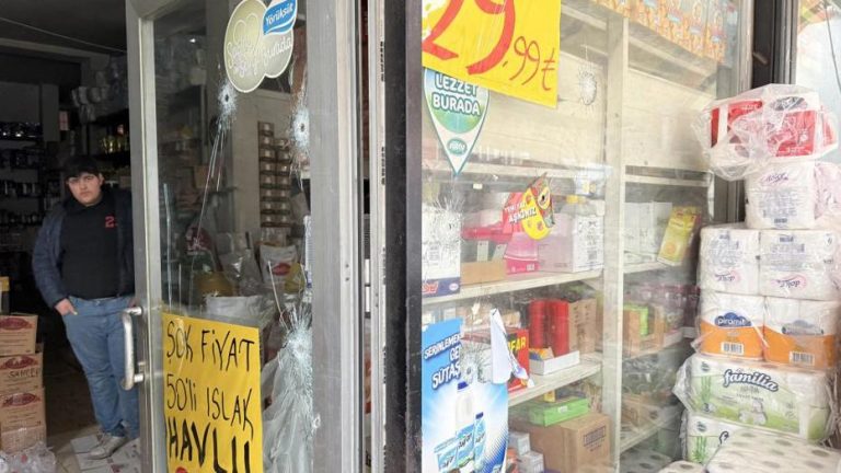 Adana’da markette haraç saldırısı